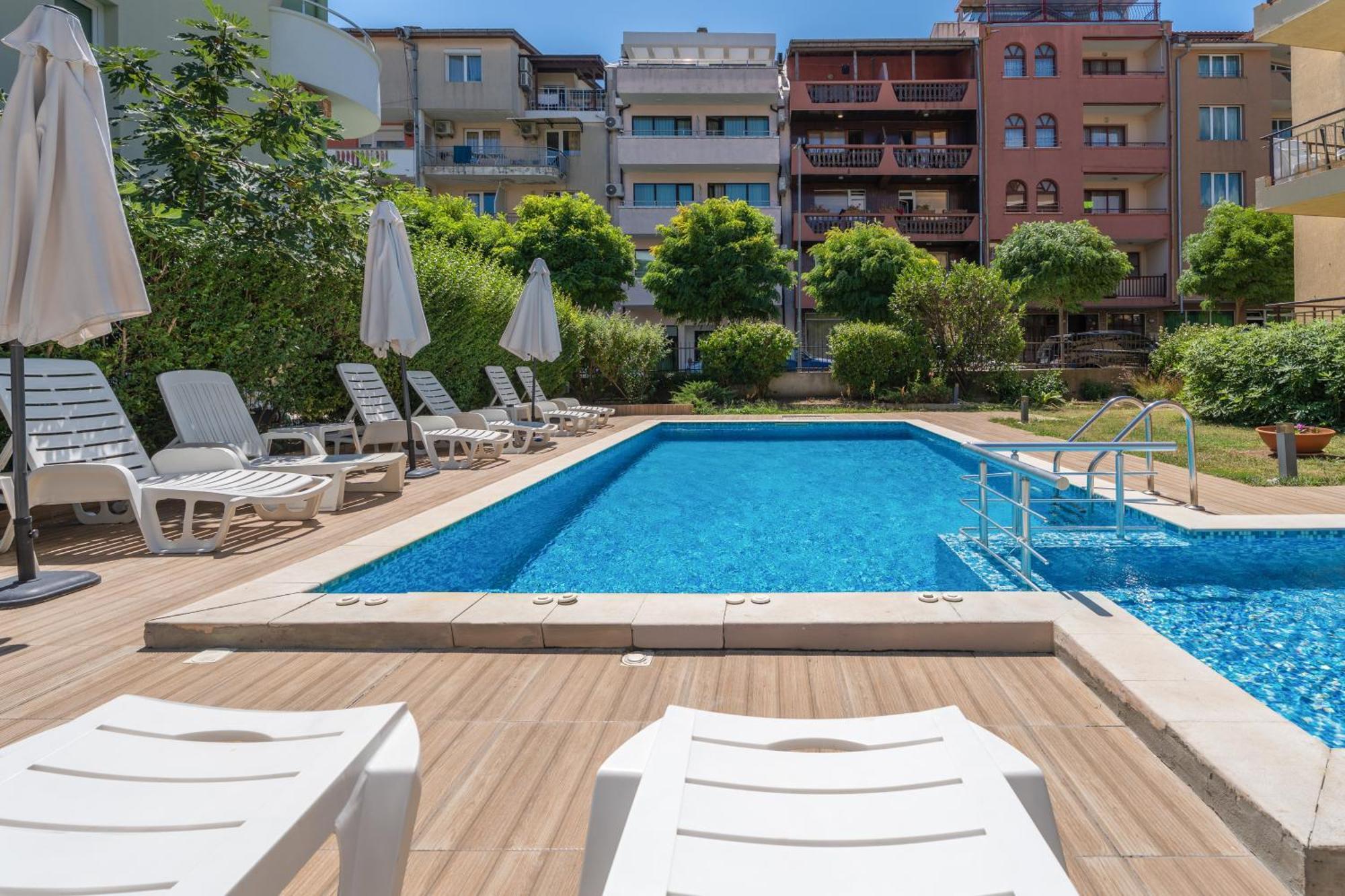 Hotel Milan Primorsko Exteriér fotografie