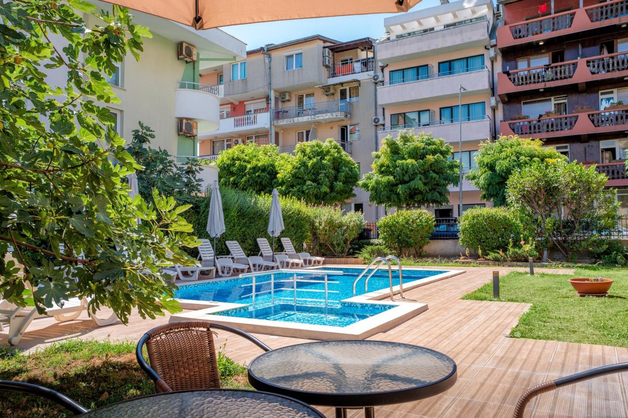 Hotel Milan Primorsko Exteriér fotografie